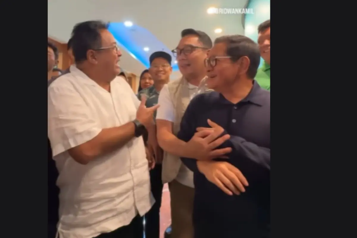 Cagub Ridwan Kamil mengunggah video bersama pasangan cagub-cawagub nomor urut tiga Pramono Anung dan Rano Karno di Instagram pribadinya.