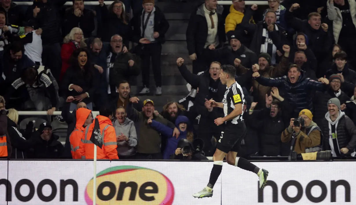 Pemain Newcastel, Fabian Schar merayakan gol penyeimbang 3-3 ke gawang Liverpool pada laga lanjutan Liga Inggris 2024/2025 di St James Park Stadium, Newcastle, Inggris, Kamis (05/12/2024) WIB. (AP Photo/Ian Hodgson)