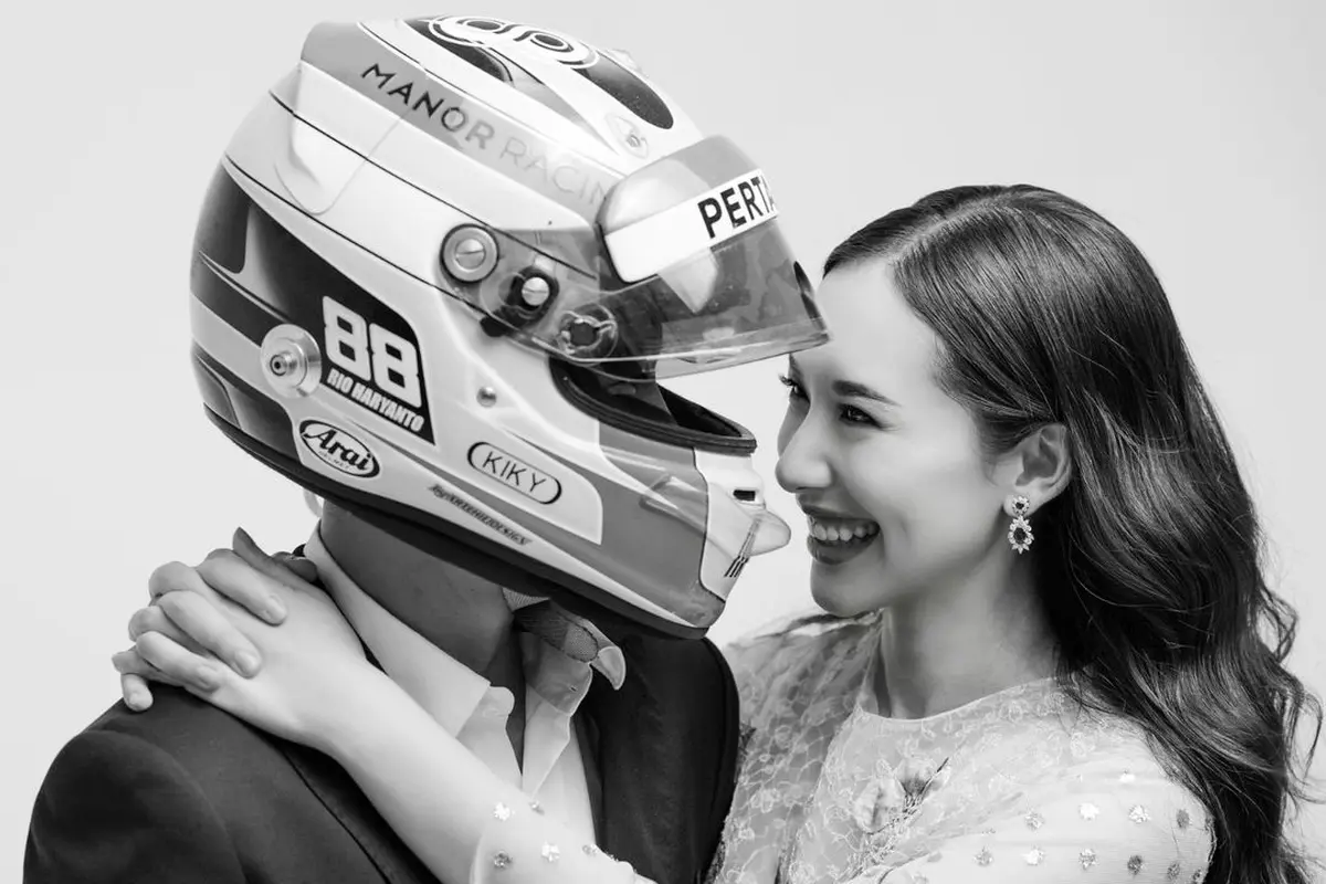 Potret Prewedding Rio Haryanto dan Athina, Romantis dengan Sentuhan Ikonis Helm Balap