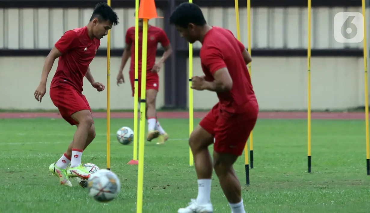 Usai pemanasan, seluruh pemain langsung masuk dalam latihan teknis. (Liputan6.com/Helmi Fithriansyah)