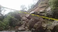 Tak ada kendaraan yang bisa lewat jalur utama Ponorogo-Pacitan akibat longsor tebing setinggi 25 meter. (Liputan6.com/Dian Kurniawan)