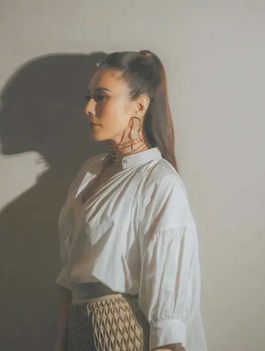 Ia terlihat mengenakan kemeja kerah mandarin berwarna putih seharga Rp33jutaan [@wulanguritno]