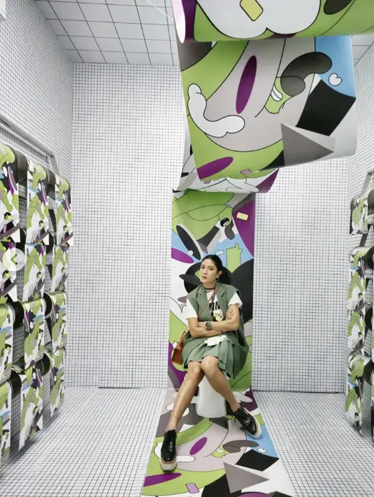 Dian Sastrowardoyo tampil edgy dengan vest dan rok bernuansa nhijau sage. Dipadu dengan sneakers platform, gayanya tampil awet muda. [foto: Instagram/ Dian Sastrowardoyo]