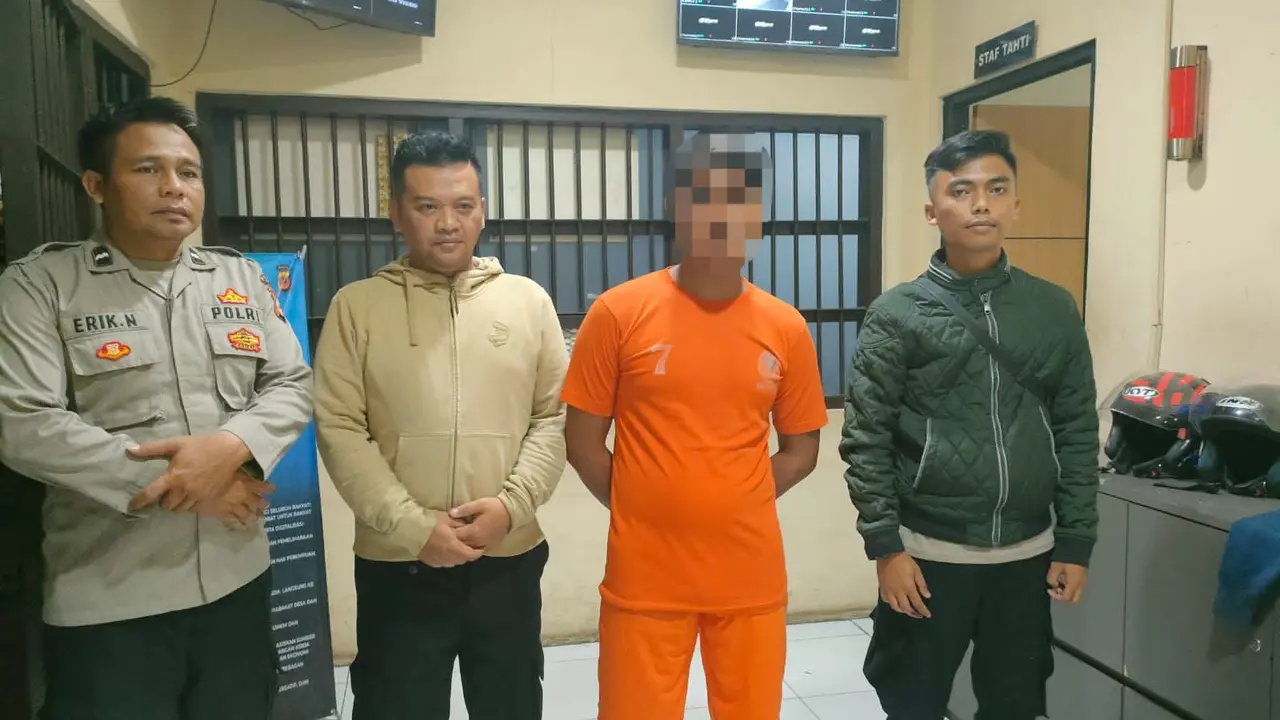 Kepolisian Sektor (Polsek) Cikelet, Polres Garut, Jawa Barat, berhasil meringkus AM (36) tersangka penusukan terhadap A (35), petugas pos penarikan retribusi kawasan wisata pantai Santolo. (Liputan6.com/Jayadi Supriadin)