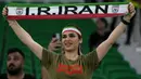 Seorang fans wanita Iran mengangkat syal sebelum dimulainya pertandingan grup B Piala Dunia antara Iran dan Amerika Serikat di Stadion Al Thumama di Doha, Qatar, Selasa, 29 November 2022. (AP Photo/Manu Fernandez)