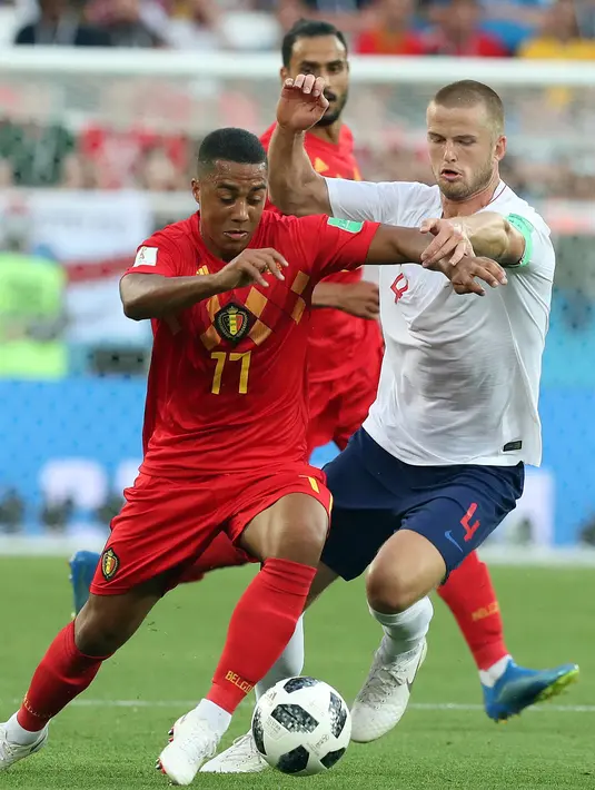 Pemain timnas Belgia, Youri Tielemans berebut bola dengan pemain Inggris, Eric Dier pada laga terakhir Grup G di Stadion Kaliningrad, Kamis (28/6). Belgia menutup fase grup Piala Dunia 2018 dengan kemenangan 1-0 atas Inggris. (AP/Czarek Sokolowski)