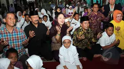 Ratusan anak yatim mendoakan Golkar kubu Aburizal Bakrie saat menghadiri syukuran di Masjid Baiturrahman , Jakarta, Kamis (2/4/2015). Kubu Agung Laksono tak diundang dalam syukuran tersebut. (Liputan6.com/Helmi Afandi)