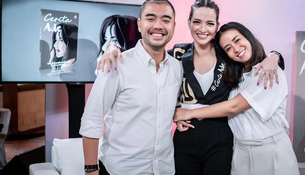 Crop top blazer dibuat secara khusus untuk peluncuran buku Nia Ramadhani [instagram/ramadhaniabakrie]