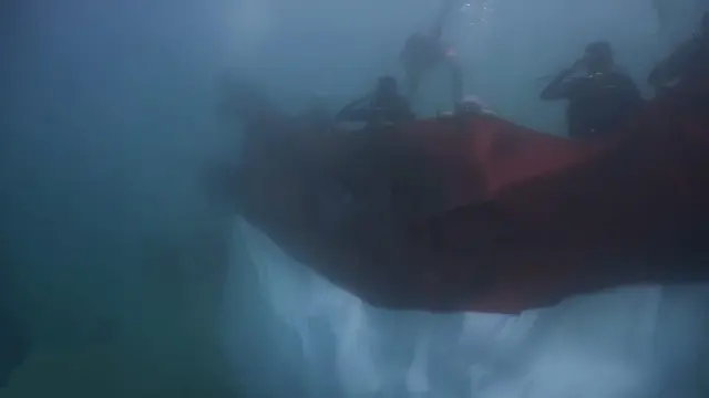 Pengibaran bendera merah putih dalam laut Tanjung Kajuwulu oleh 20 penyelam. (Liputan6.com/Dionisius Wilibardus)