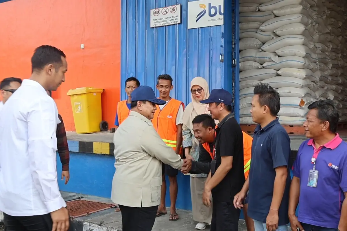 Presiden Prabowo Subianto menyapa pegawai saat melakukan inspeksi mendadak (sidak) ke Gudang Bulog Danurejo, Kabupaten Magelang, Jawa Tengah, pada Sabtu 18 April 2026. (Dok. Istimewa)