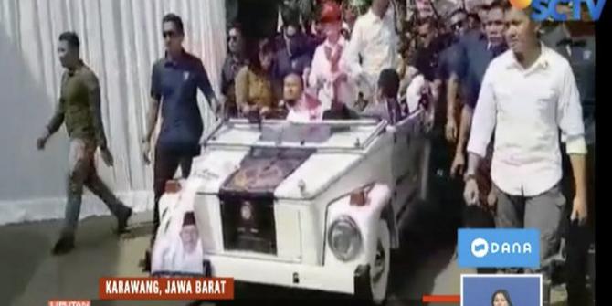 Jokowi Sapa Warga Karawang Naik Mobil Kuno