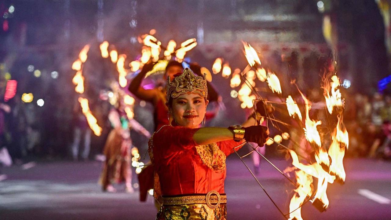 FOTO: Surabaya Vaganza 2026 Hadirkan Parade Lampu  dan Atraksi Penari Api