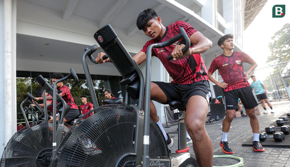 Pemain Timnas Indonesia U-20, Arkhan Kaka melakukan latihan fisik di GBK Empire Fit Club, Senayan, Jakarta, Rabu (15/05/2024). (Bola.com/Bagaskara Lazuardi)