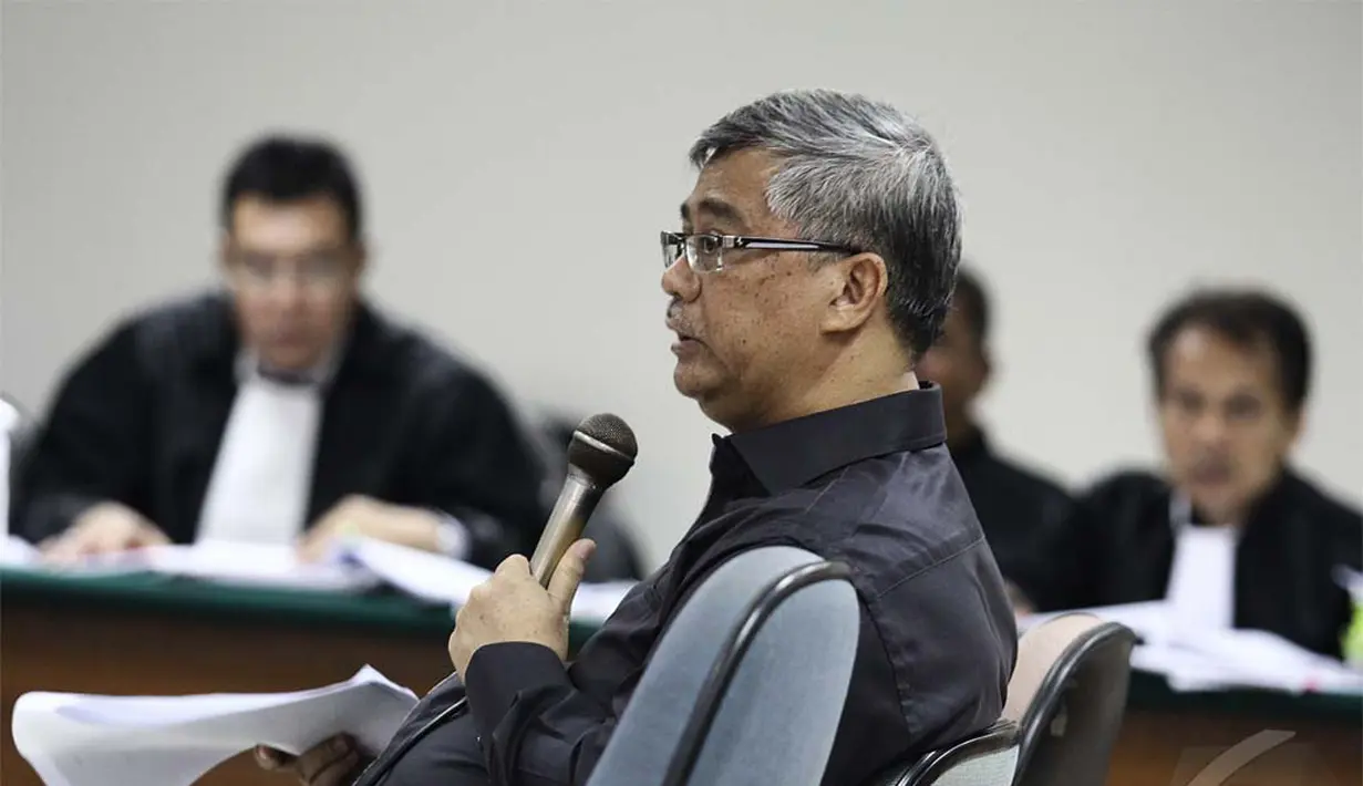 Jaksa terus mencecar Akil mengenai KK tersebut. Akil pun tampak emosi. Menurut Akil, KK tersebut tidak ada hubungannya dengan perkara dugaan korupsi dan pencucian uang yang menjeratnya, Pengadilan Tipikor Jakarta, Kamis (5/6) (Liputan6.com/Faizal Fanani).