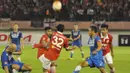 Para pemain Persib Bandung dan Persija Jakarta berebut bola pada laga Torabika Soccer Championship 2016 di Stadion Manahan, Jawa Tengah, Sabtu (5/11/2016). Kedua tim bermain imbang 0-0. (Bola.com/Romi Syahputra)