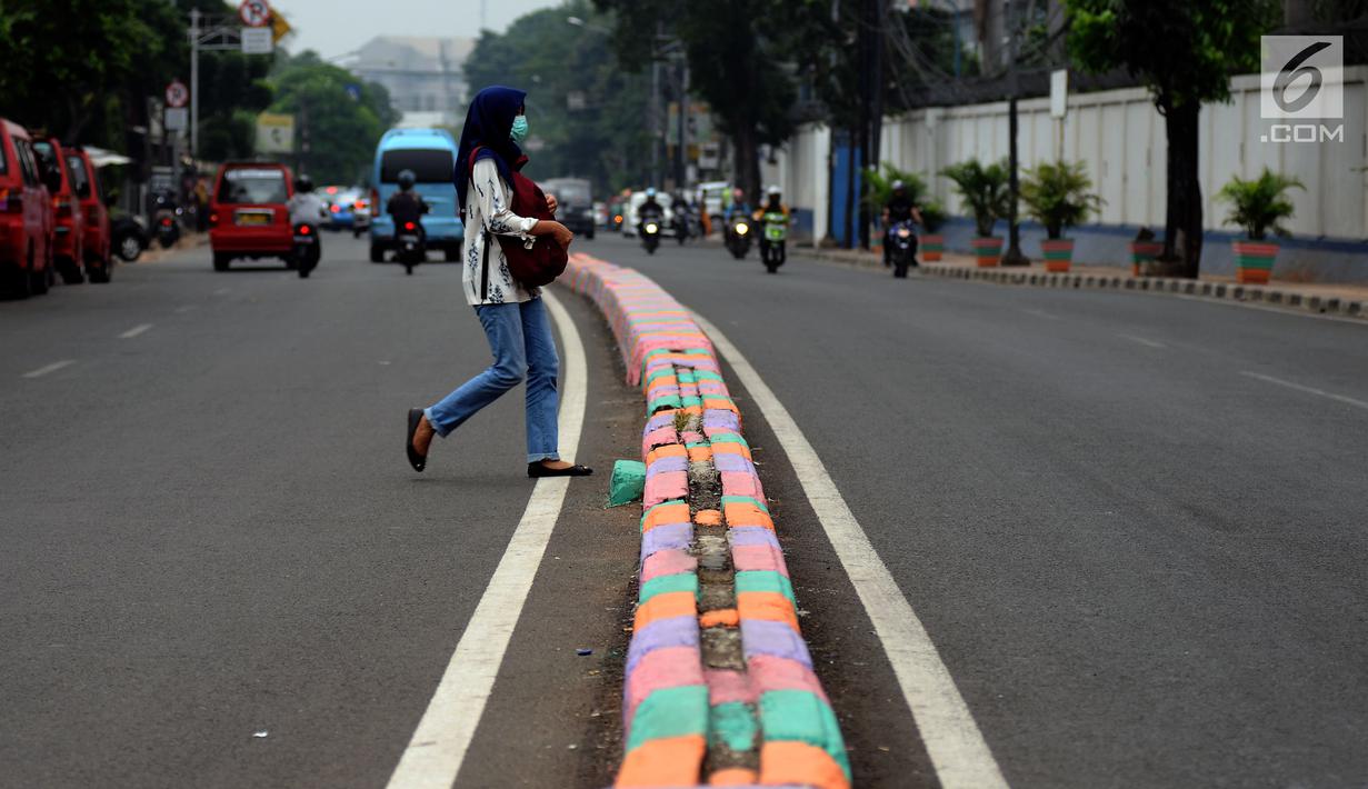 Pembatas Jalan  dan Pot di Pasar Rebo Dicat Warna  warni 