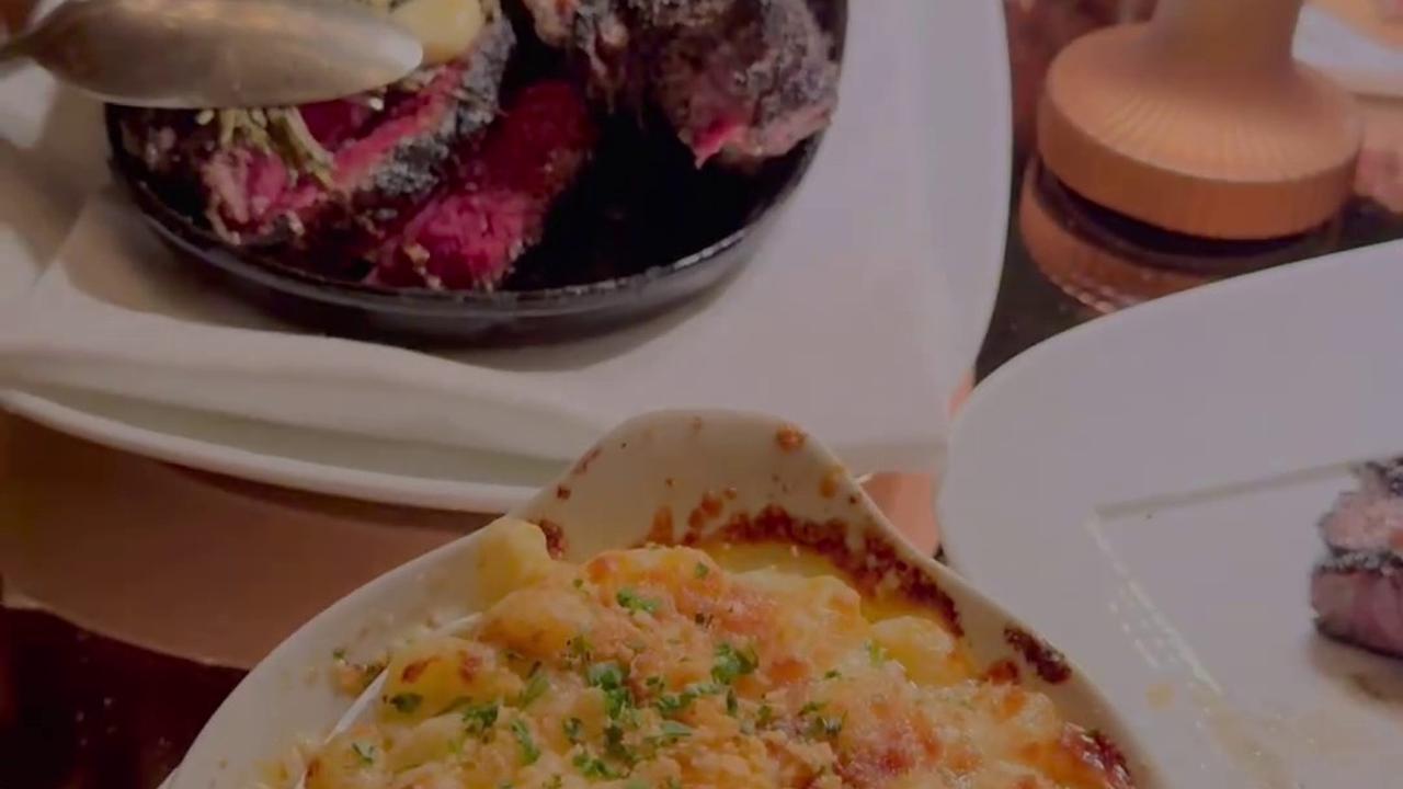 Restoran ini menawarkan berbagai hidangan daging dengan harga yang cukup tinggi. Menurut laman The Fork, harga menu rata-rata mencapai 57 Poundsterling atau sekitar Rp1,1 juta per porsi.