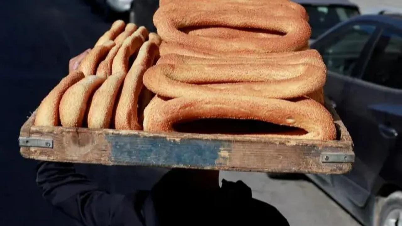 Mereka pedagang roti keliling yang masih berjualan di tengah aksi pemogokan untuk mendukung Gaza.