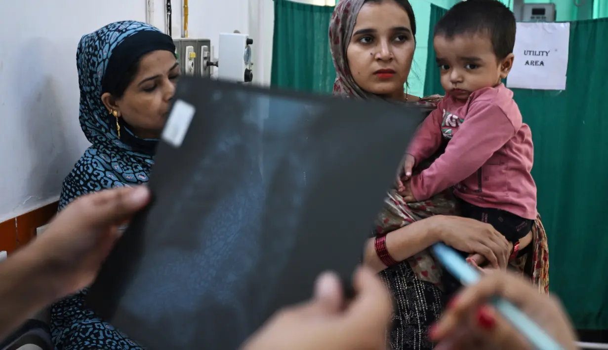 Bukti ilmiah menunjukkan anak-anak yang menghirup udara yang tercemar memiliki risiko yang lebih tinggi untuk terkena infeksi saluran pernapasan akut, demikian laporan UNICEF tahun lalu. (Arun SANKAR / AFP)
