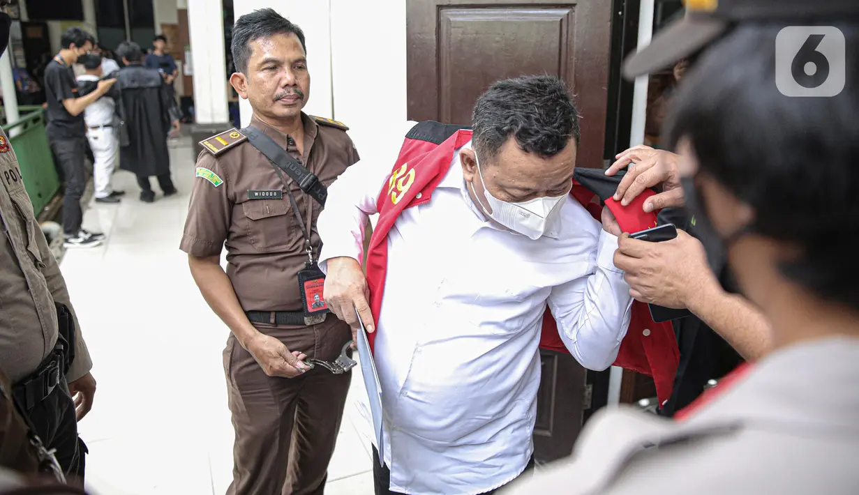 Terdakwa Kuat Maruf memakai rompi merah usai menjalani sidang lanjutan dengan agenda pembacaan nota pembelaan atau Pleidoi di Pengadilan Negeri Jakarta Selatan, Jakarta, Selasa (24/1/2023). "Jujur saya bingung harus mulai dari mana, karena saya tidak paham dan tidak mengerti atas dakwaan JPU kepada saya yang dituduh ikut perencanaan pembunuhan Nofriansyah Yosua Hutabarat," kata Kuat di persidangan. (Liputan6.com/Faizal Fanani)