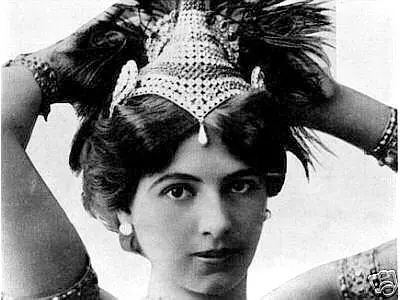 Mata Hari yang bernama asli Marguerite Gertrude Zelle pernah tinggal di Hindia Belanda -- yang kelak bernama Indonesia. 