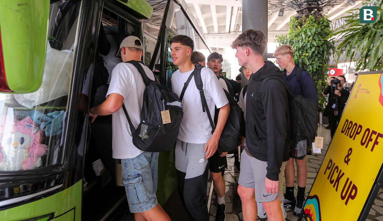 <p>Sejumlah pemain Timnas Selandia Baru U-17 menaiki bus sesaat setelah tiba di Terminal 3 Bandara Soekarno Hatta, Tangerang, Banten menjelang Piala Dunia U-17 2023 pada Jumat (03/11/2023). (Bola.com/Bagaskara Lazuardi)</p>