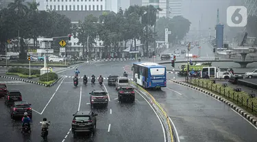 Sejumlah kendaraan melintas saat hujan deras megguyur kawasan Patung Kuda, Jakarta, Kamis (21/10/2021). Memasuki musim hujan, warga Jakarta diharapkan mewaspadai terjadinya banjir dan dampak kemacetan yang akan makin parah karena genangan air di badan jalan. (Liputan6.com/Faizal Fanani)