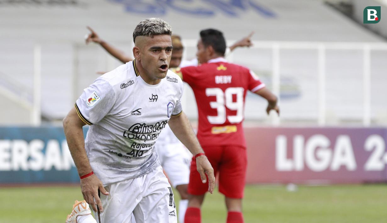 Striker Rans Cilegon FC. Cristian Gonzales, melakukan selebrasi usai mencetak gol ke gawang badak Lampung pada laga Liga 2 di Stadion Madya, Jakarta Selasa (23/11/2021). (Bola.com/M Iqbal Ichsan)