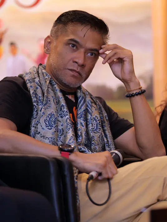 Dilokasi syuting, pemeran Udi dalam film 3 Srikandi itu juga terus belajar mengaji. Agar tidak salah dalam mengucap dan lafalnya. Beruntung salah satu tim produksi ada yang memiliki ilmu tentang tajwid. (Deki Prayoga/Bintang.com)