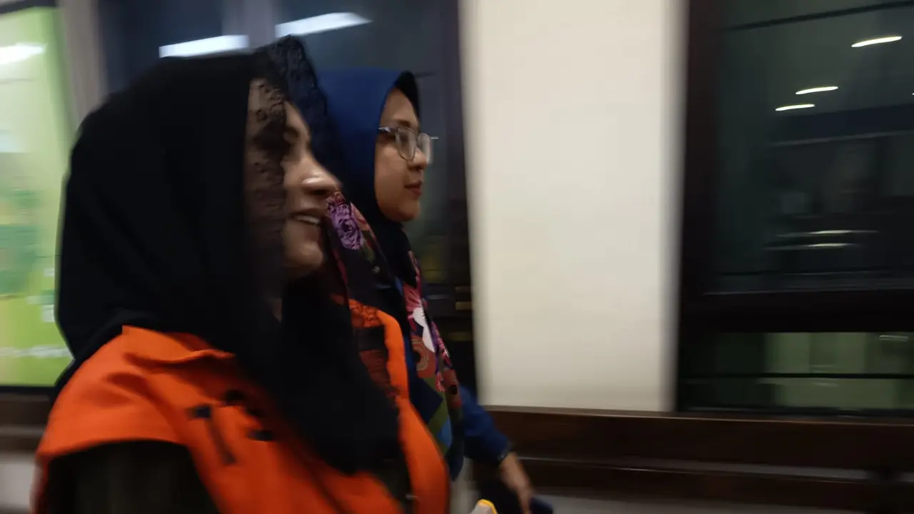 Mantan Bupati Pekalongan Fadia Arafiq menjalani persidangan perdana