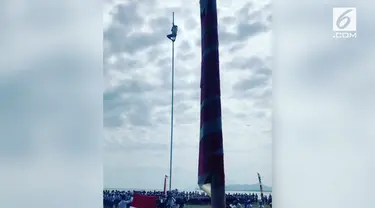 Rekaman seorang siswa SMP memanjat tiang bendera saat upacara HUT RI ke-73 di NTT. Aksi itu bertujuan untuk melepaskan tali bendera yang putus di ujung tiang.