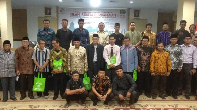 Pengurus Jemaah Ahmadiyah turut menghadiri seminar nasional yang bertema "Islam Agama Perdamaian" yang diselenggarakan di Aula Rektorat UIN Alauddin Makassar (Liputan6.com/ Eka Hakim)