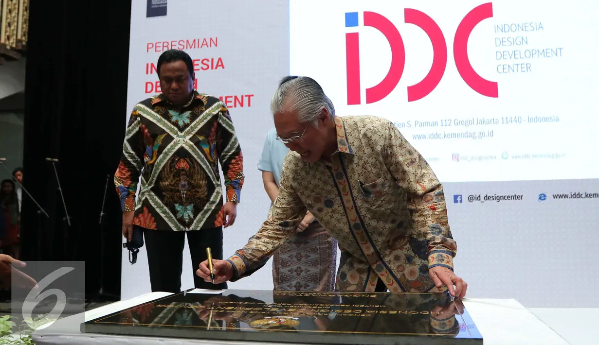Menteri Perdagangan Enggartiasto Lukita menandatangani peresmian Indonesia Design Development Center (IDDC) di Jakarta, Kamis (29/). (Liputan6.com/Angga Yuniar)