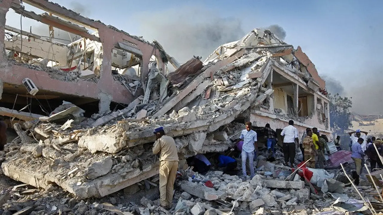 Ledakan akibat bom truk di Mogadishu, Somalia, memicu kehancuran berskala besar terhadap sejumlah gedung dan kendaraan