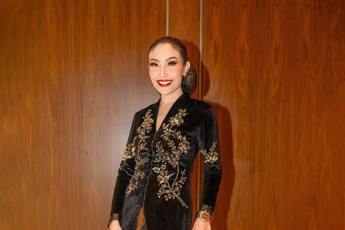 6 Pilihan Kebaya Ayu Dewi untuk Kondangan, Serba Elegan!
