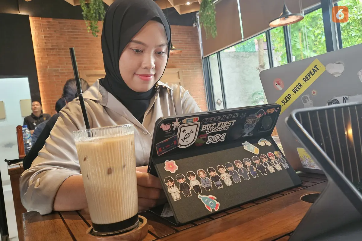 Nikmati cokelat Dubai dan kopi susu kekinian tanpa khawatir kesehatan! Pakar gizi membagikan 6 tips praktis agar tetap bisa mengikuti tren tanpa risiko kolesterol tinggi dan diabetes. (Foto: Aditya Eka Prawira/Liputan6.com)