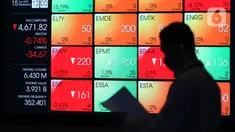 Pengunjung melintas di papan elektronik yang menampilkan pergerakan Indeks Harga Saham Gabungan (IHSG) di Bursa Efek Jakarta, Rabu (15/4/2020). Pergerakan IHSG berakhir turun tajam 1,71% atau 80,59 poin ke level 4.625,9 pada perdagangan hari ini. (Liputan6.com/Johan Tallo)
