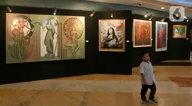 Seorang anak berdiri dekat karya yang dipajang pada pameran seni rupa di Plaza Teater Besar, Taman Ismail Marzuki, Jakarta, Selasa (21/5/2024). (Liputan6.com/Herman Zakharia)