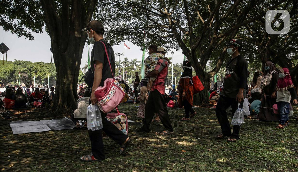 Pengunjung berwisata di Taman Mini Indonesia Indah (TMII), Jakarta, Sabtu (15/5/2021). Jumlah pengunjung dibatasi hanya 30 persen dari kapasitas normal dan hanya warga beridentitas DKI Jakarta yang boleh masuk. (Liputan6.com/Faizal Fanani)