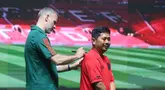 Legenda Manchester United (MU), Ryan Giggs, membubuhkan tanda tangan di jersey fans dalam acara peluncuran kartu kredit Maybank yang berkolaborasi dengan MU di Jakarta Convention Center (JCC), Senayan, Jakarta, Sabtu (18/5/2024). (Bola.com/M Iqbal Ichsan)