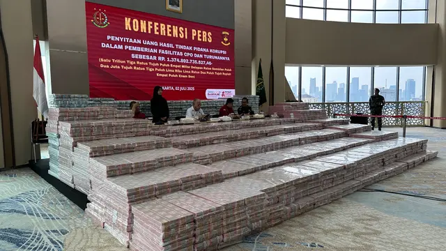 Penampakan tumpukan uang pengganti kerugian keuangan negara itu disusun di ruangan lantai 11 Gedung Bundar Jampidsus Kejagung, Jakarta Selatan.