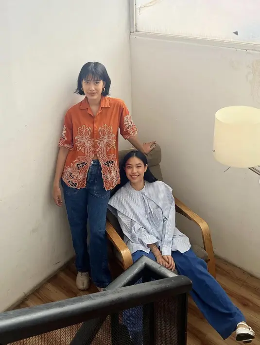 Bergaya kasual dengan denim, keduanya juga tampak menggemaskan dengan paduan kemeja yang stylish.  [Foto: Instagram/ @Kalya Islamadina]