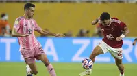 Pemain Al Ahly Zizo (kanan)&nbsp;mencoba melewati gelandang Inter Miami Sergio Busquets dalam laga Grup A Piala Dunia Antarklub di Miami, Florida, Minggu, 15 Juni 2025. (AP Photo/Rebecca Blackwell)