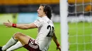 Ekspresi bek Arsenal, David Luiz, saat mendapat kartu merah saat melawan Wolverhampton Wanderers pada laga Liga Inggris di Stadion Molineux, Selasa (2/2/2021). Arsenal takluk dengan skor 2-1. (Shaun Botterill/Pool/AFP)