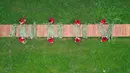 Foto dari udara penduduk desa yang tengah mengikuti lomba menenun tanaman apsintus dalam Festival Perahu Naga di Desa Huajiaoyuan, Provinsi Hebei, China, 25 Juni 2020. Festival Perahu Naga dirayakan secara tradisional pada hari kelima bulan kelima dalam kalender bulan China. (Xinhua/Liu Mancang)