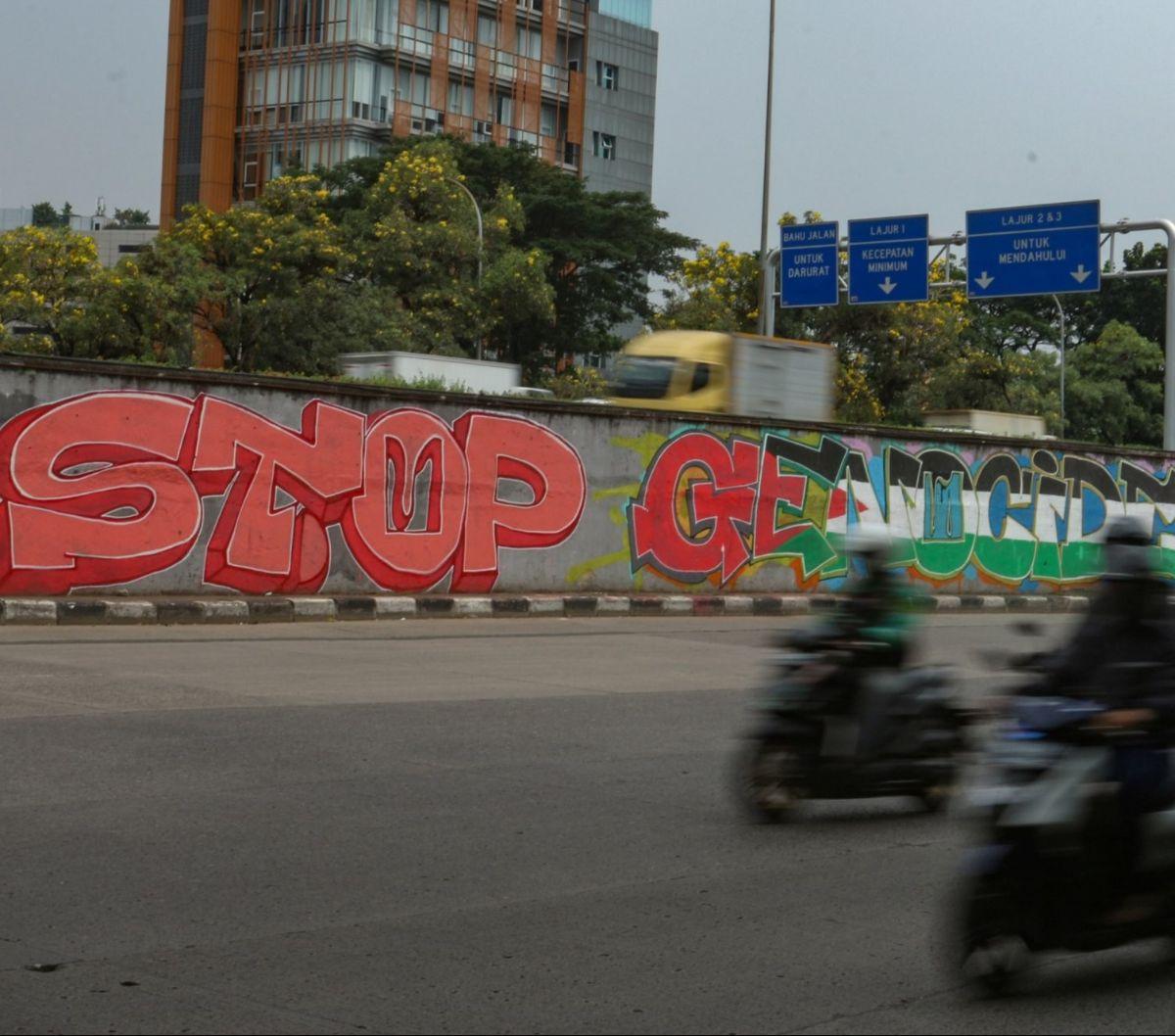 Mural ini bertuliskan slogan yang kuat, "All Eyes on Rafah" yang berarti "Semua mata tertuju pada Rafah", sebagai seruan kepada masyarakat dunia untuk tidak acuh terhadap genosida yang sedang terjadi. Foto: merdeka.com / Arie Basuki