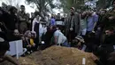 Anggota keluarga dan teman-teman Hillel Yaniv (21) dan Yagel Yaniv (19) berkabung selama pemakaman di pemakaman nasional Israel di Yerusalem, Senin, 27 Februari 2023. Kedua bersaudara Israel itu dibunuh hari Minggu di kota Hawara, Tepi Barat, oleh seorang pria bersenjata Palestina. yang melarikan diri dari tempat kejadian. (AP/Ohad Zwigenberg)