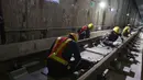 Pekerja menyelesaikan proyek pembangunan MRT Jakarta Fase 2A di Stasiun MRT Monas, Jakarta, Rabu (22/07/2026). (KLY/ Budy Santoso)