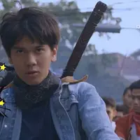 Demam film Dilan ternyata tak hanya melanda anak remaja saja yang menontonnya, sejumlah selebritis tanah air pun ikut baper melihat aksi Iqbaal sebagai Dilan.