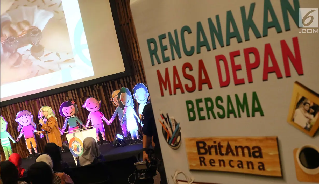 Dr Setyo Handryastuti, SpA(K) memberikan paparan terkait autisme saat Seminar Penanganan Autisme yang diselenggarakan Yayasan Pundi Amal Peduli Kasih, Jakarta, Rabu (7/8/2019). Seminar bertema Kunci Agar Murid Autis Sukses di Sekolah Menengah dan Universitas. (Liputan6.com/Helmi Fithriansyah)